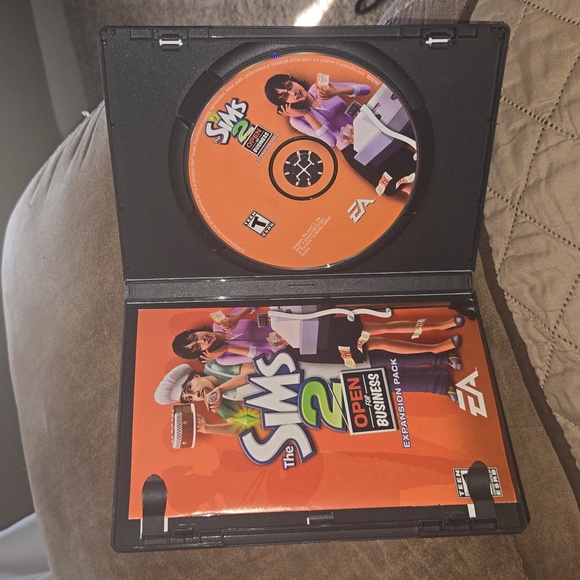 Sims 2 expansion pack PC game - Picture 2 of 4